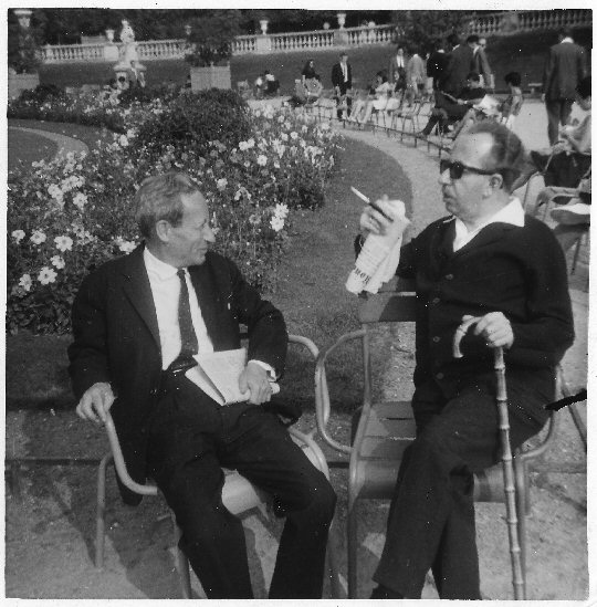 Léon Poliakov und Joseph Wulf in Paris, 1966.
