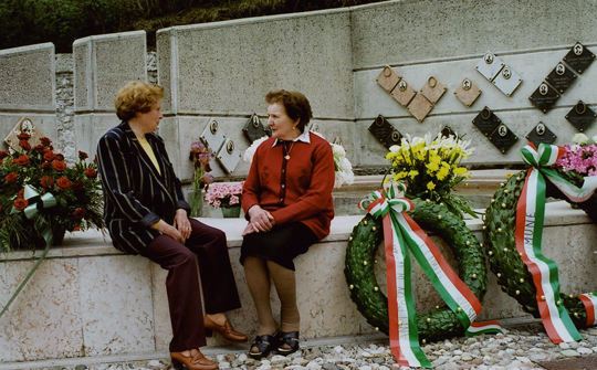 edes Jahr am 2. Mai versammeln sich die Bürger Avasinis an der Gedenkstätte