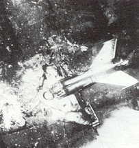 Die israelische Luftwaffe zerstoert einen aegyptischen Flughafen.