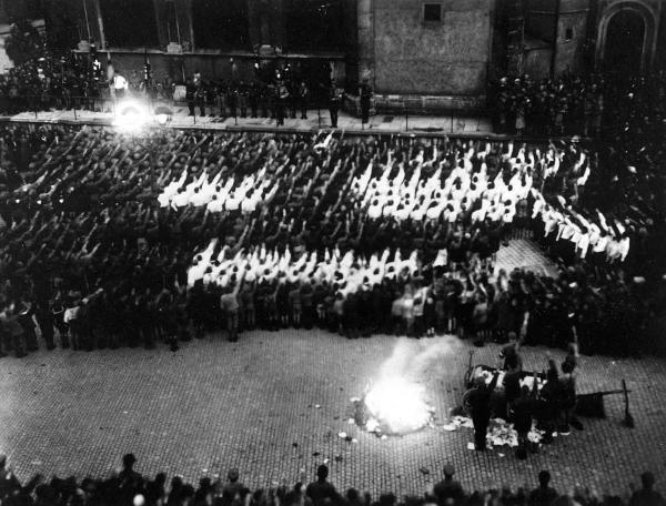 Der 12. Mai 1933: Bücherverbrennung auf dem Neupfarrplatz.