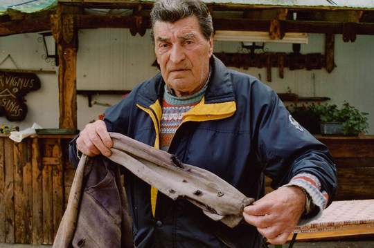 Cesarino Ventorini zeigt seine von Kugeln durchsiebte Jacke