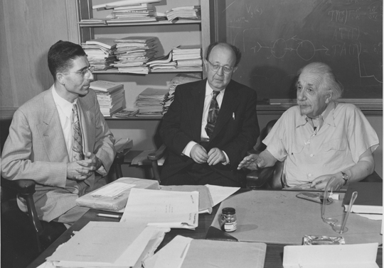 Kurt Eisemann im Gespräch mit Mathematikprofessor Jekuthiel Ginsburg und Albert Einstein
