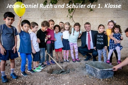 Jean-Daniel-Ruch-und-Schueler-der-1-Klasse_500x333