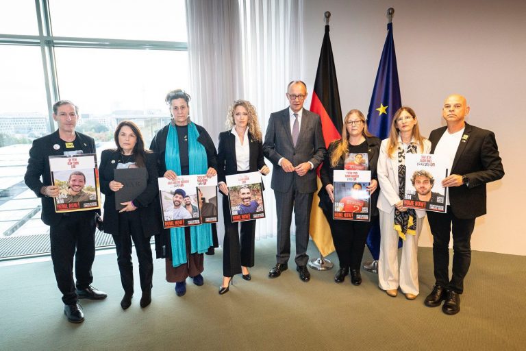 Familien von Geiseln treffen Bundeskanzler Friedrich Merz