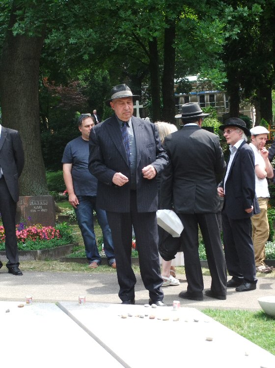 Grabsteinsetzung für jüdische KZ-Opfer in Esslingen