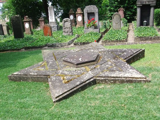 Grabsteinsetzung für jüdische KZ-Opfer in Esslingen