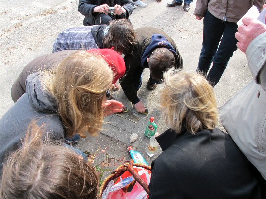 Schüler putzen Stolpersteine in Hamburg
