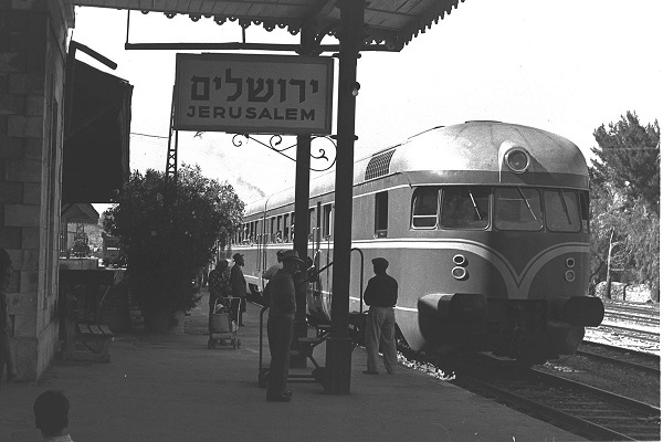 Ein von der Maschinenfabrik Esslingen hergestellter Wagen, der im Zuge der Reparationszahlungen von Deutschland an Israel geliefert wurde, 1956 in Jerusalem